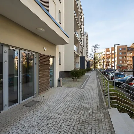 Black And Brown With Free Parking And Furnished Balcony In By Renters * 브로츠와프