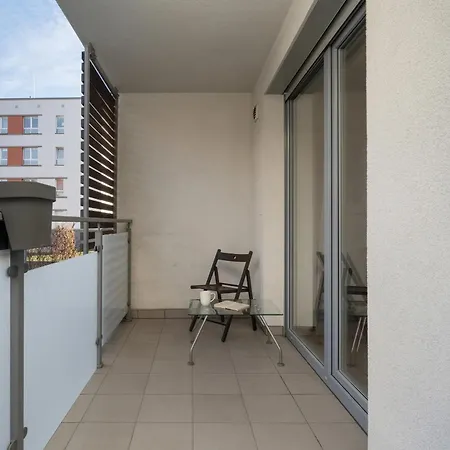 Black And Brown With Free Parking And Furnished Balcony In By Renters 아파트 *