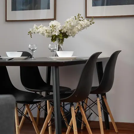 Black And Brown With Free Parking And Furnished Balcony In By Renters 브로츠와프