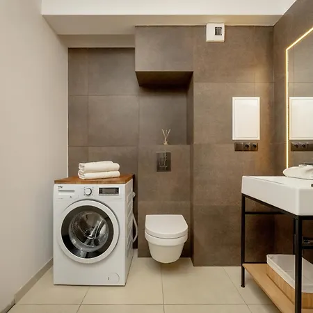 Black And Brown With Free Parking And Furnished Balcony In By Renters 아파트 *