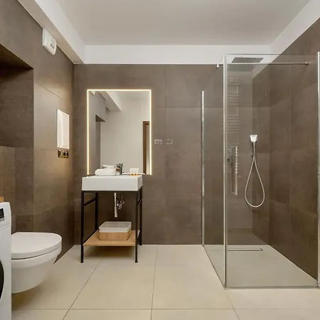 Black And Brown With Free Parking And Furnished Balcony In By Renters 아파트 *