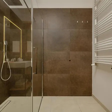 Black And Brown With Free Parking And Furnished Balcony In By Renters 아파트