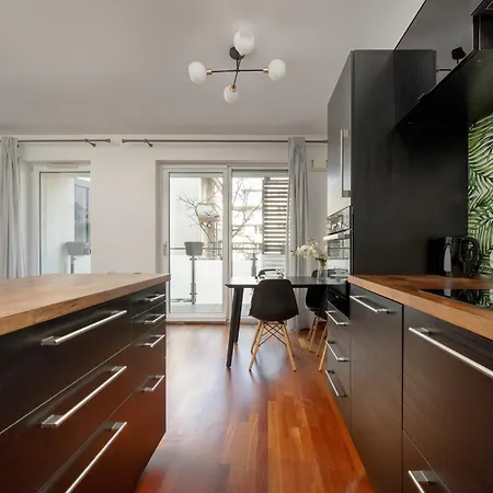 Black And Brown With Free Parking And Furnished Balcony In By Renters 아파트